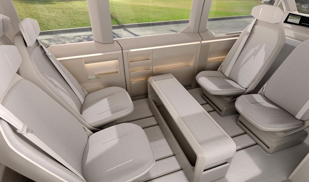 Kia PV5 tem bancos que podem rodar dentro da cabine — Foto: Divulgação