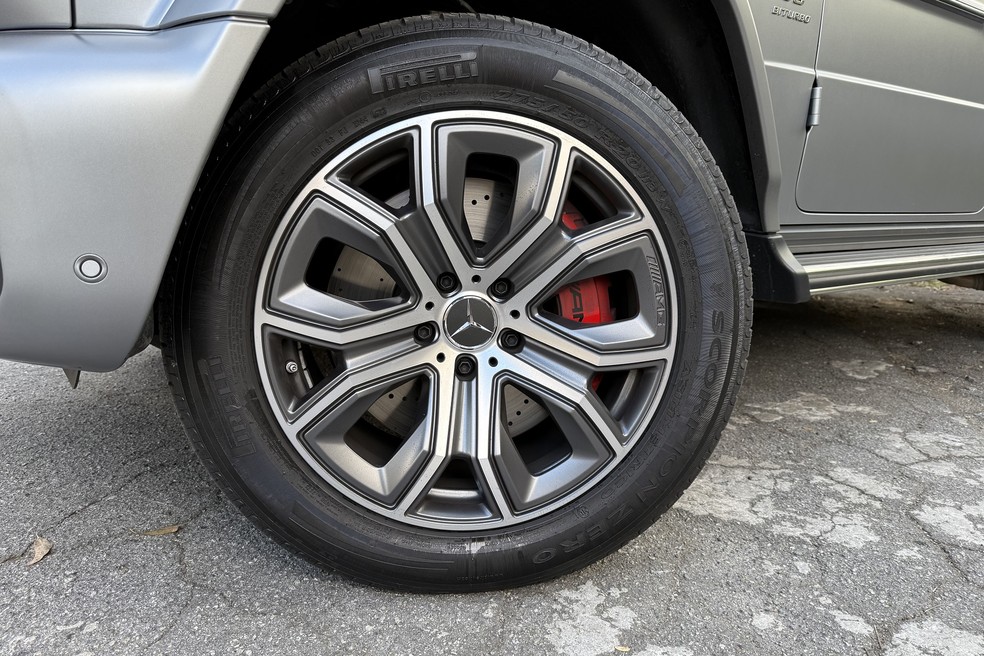 Os pneus são de uso misto, mas o Classe G tem potencial para encarar qualquer desafio na terra — Foto: Cauê Lira/Auto News Brasil