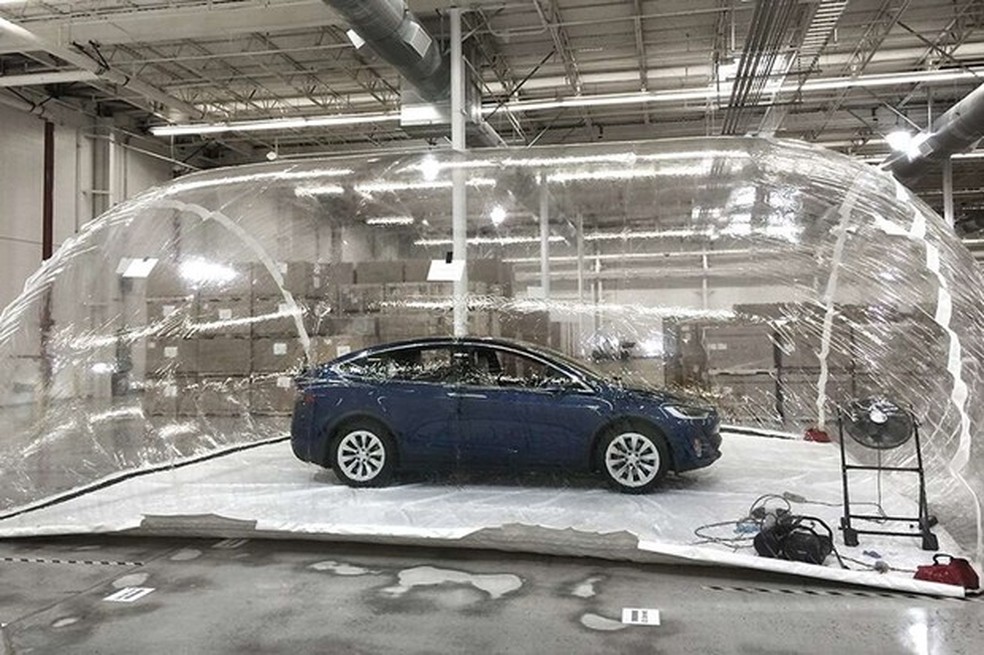 A Tesla afirma que o Model X é à prova de atentados com armas biológicas (Foto: Divulgação) — Foto: Auto Esporte