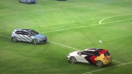 Vídeo: Volkswagen recria lance da vitória alemã com Golf GTI em campo