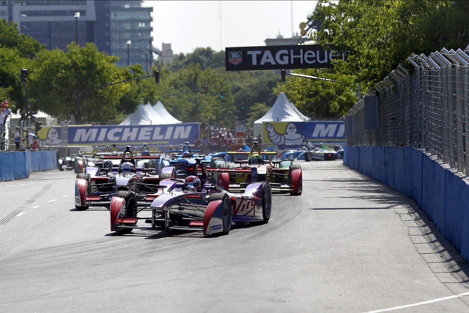 Primeira curva depois da largada da quarta etapa do ePrix de Formula E, em Buenos Aires