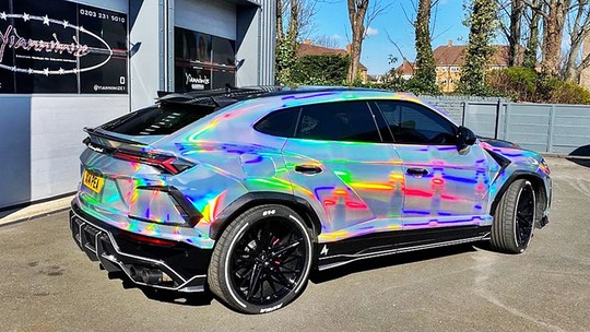 Aubameyang, do Barcelona, aumenta sua coleção de Lamborghini holográfico na garagem