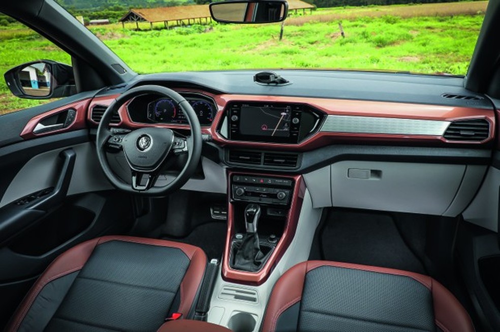 O interior da versão Highline vem com diferentes acabamentos e texturas  — Foto: Rafael Munhoz/Auto News Brasil