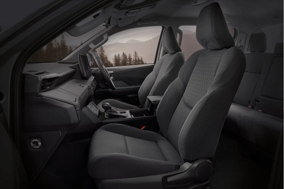 Versões mais baratas da nova Toyota Hilux terão bancos de tecido — Foto: Divulgação/Toyota