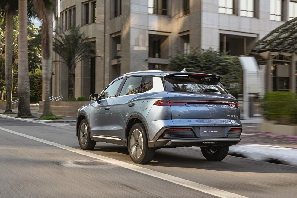 Diferentemente do Toyota Corolla, o Song Pro pode emular um carro 100% elétrico — Foto: Divulgação