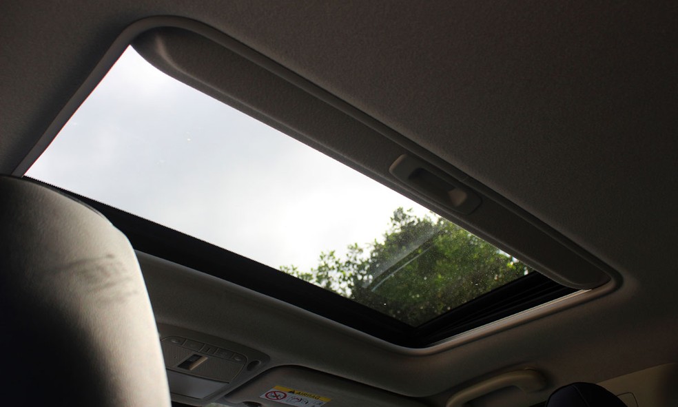 Nissan Frontier é uma das únicas picapes com teto solar — Foto: André Paixão/Autoesporte