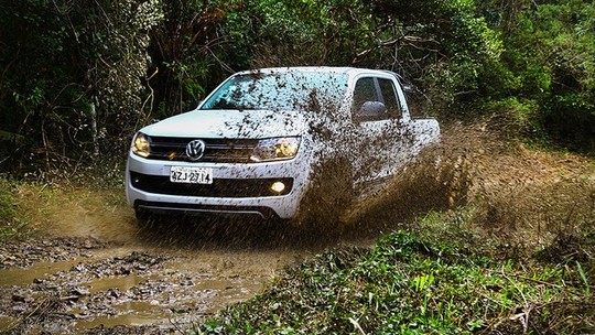 Volkswagen Amarok encara 1.500 km de terra e asfalto