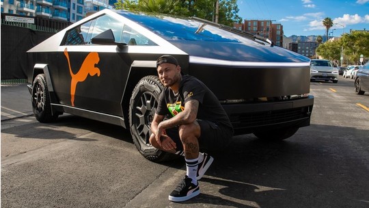 Neymar bateu Ferrari e ganhou Porsche em aposta; veja curiosidades do craque