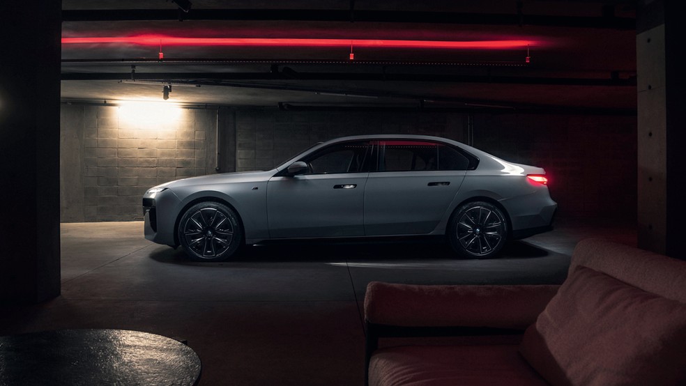 BMW i7 é gigantesco: tem 5,39 metros de comprimento e quase 2 m de largura; peso é de 2.649 kg — Foto: Fabio Aro/Auto News Brasil