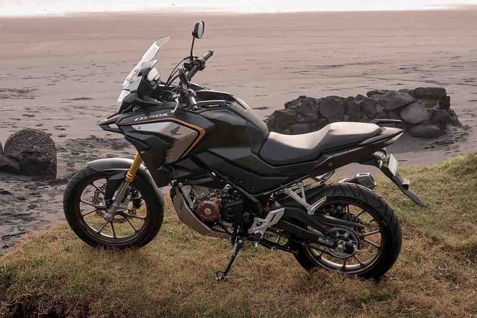Acabamento da Honda CB150X mistura preto, aço escovado e bronze — Foto: Divulgação