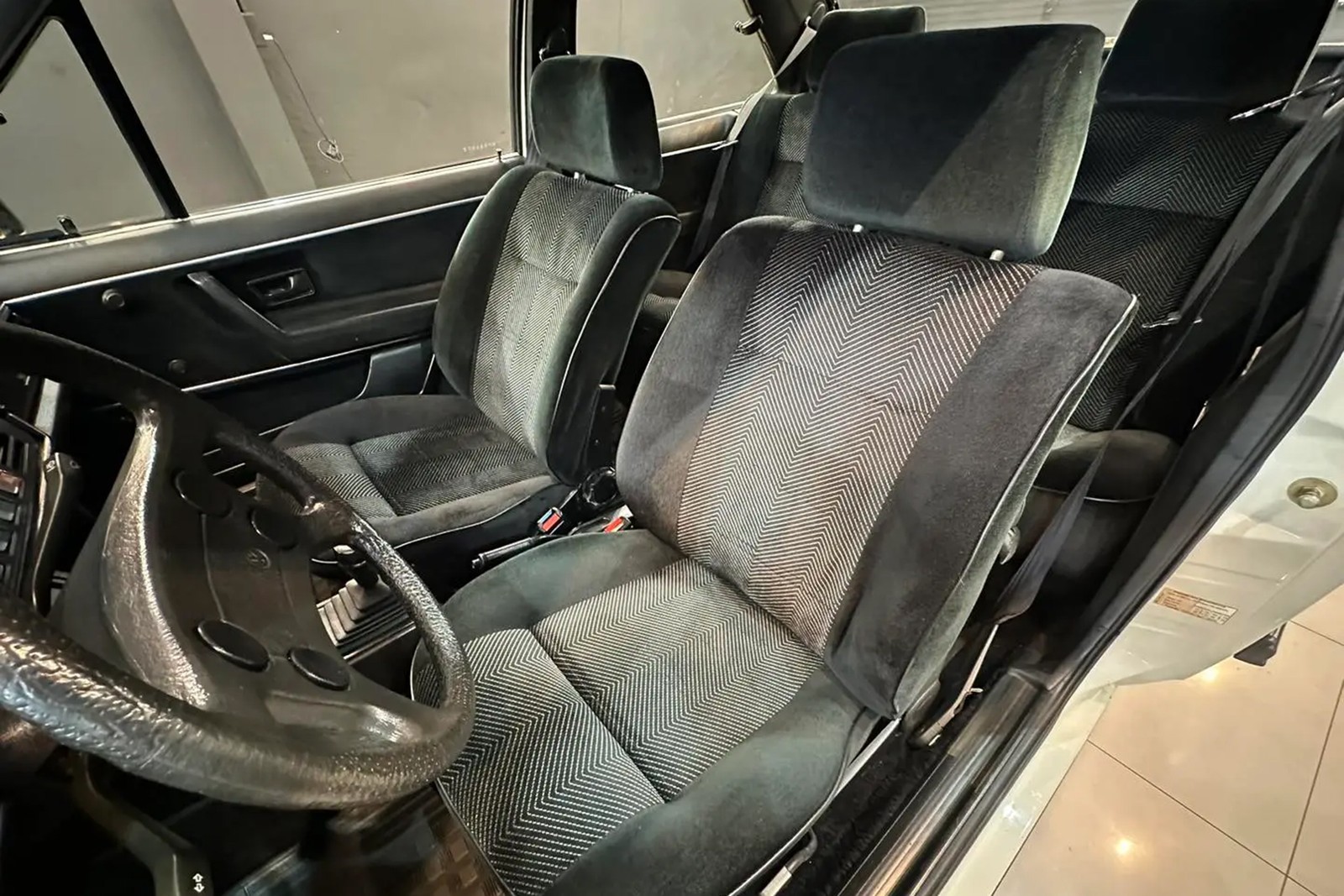 Volkswagen Santana GLS 1987 bancos dianteiros — Foto: Divulgação/Padrão Misa