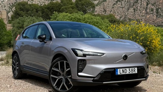 Volvo EX60 chega ao Brasil em outubro com dois motores elétricos e 510 cv