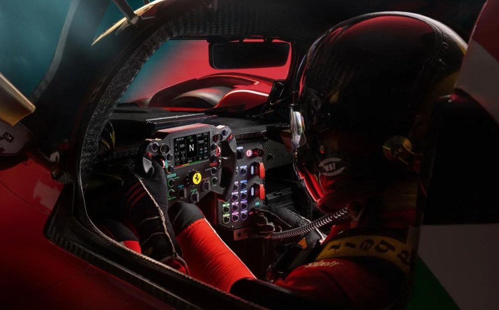 Cockpit de piloto tem volante de corrida — Foto: Divulgação