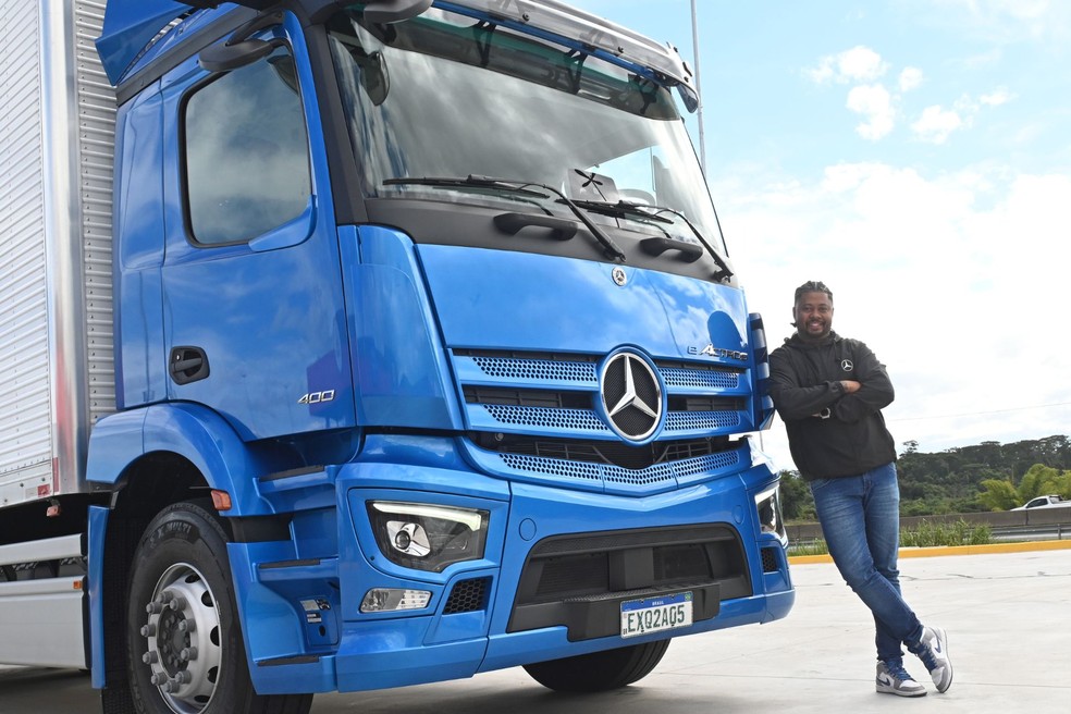 Thiago Ambrósio conduziu o Mercedes-Benz eActros 400 até São João de Meriti (RJ) em teste de autonomia com Auto News Brasil — Foto: Divulgação/Fernando Favoretto