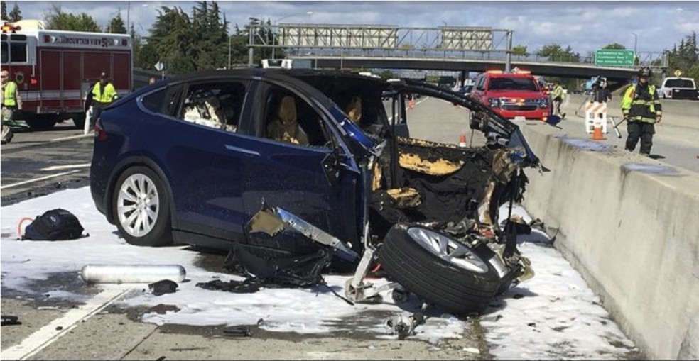 Motorista morreu em acidente com Model X da Tesla na Califórnia — Foto: KTVU/AP