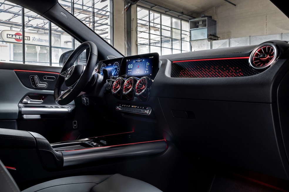 Mercedes-Benz EQA mantém o estilo do painel da versão 2024 — Foto: Divulgação