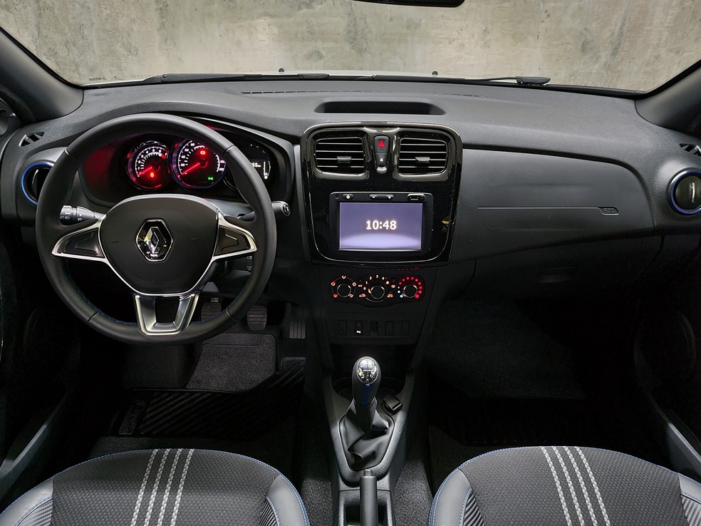 Interior recebe volante revestido de couro, apliques nas saídas de ar e bancos exclusivos — Foto: Rodrigo Ribeiro/Auto News Brasil