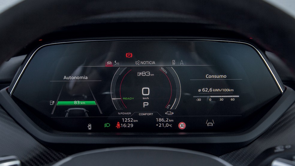 O quadro de instrumentos digital é o mesmo usado em outros Audi — Foto: Renato Durães