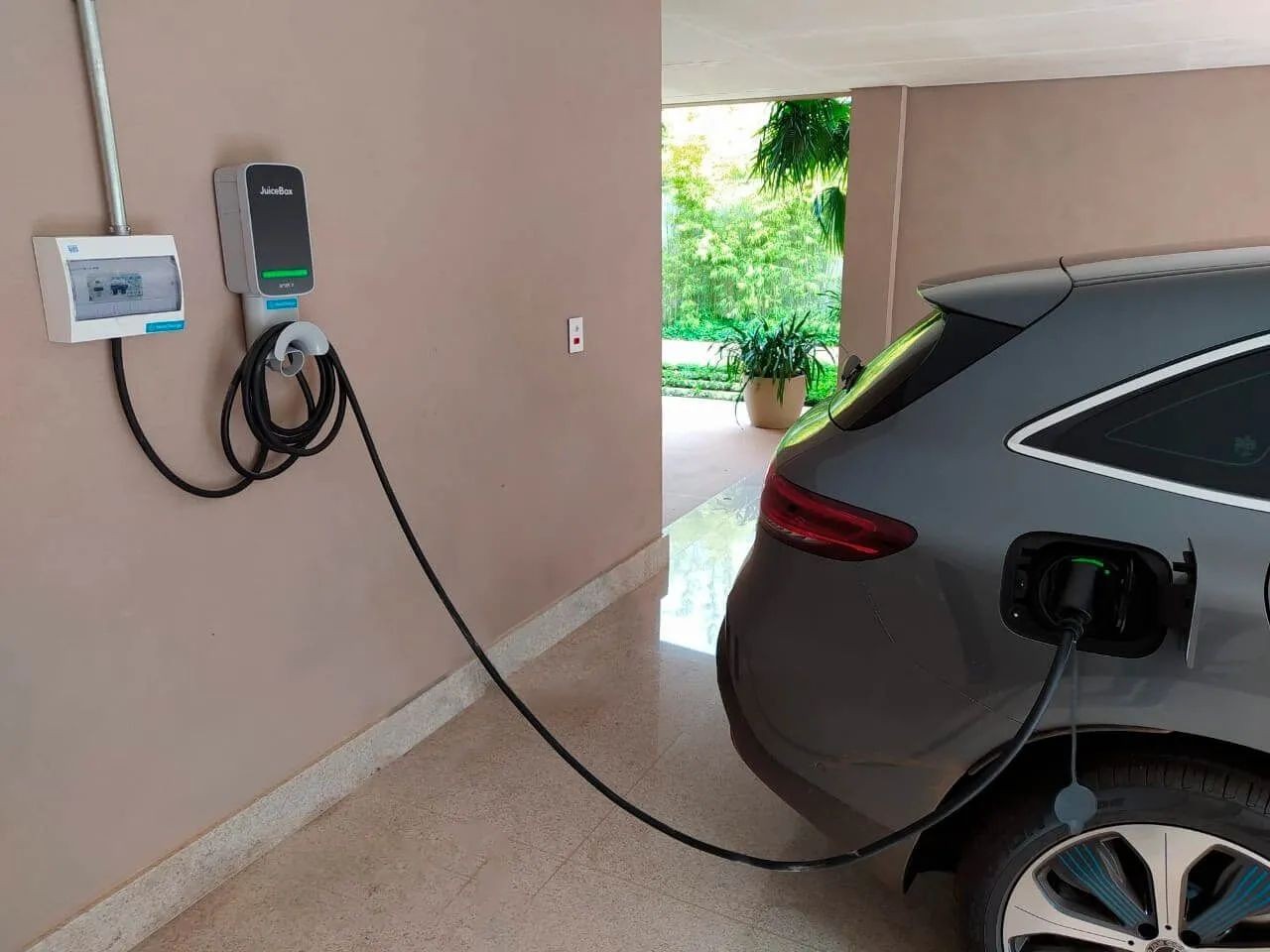 Como o chuveiro da sua casa ajuda a recarregar carros elétricos