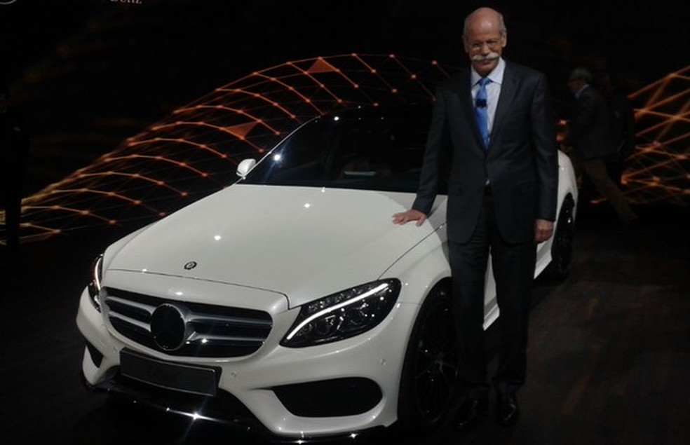 Dieter Zetsche, CEO da Daimler, e o Mercedes-Benz Classe C (Foto: Tereza Consiglio) — Foto: Auto Esporte