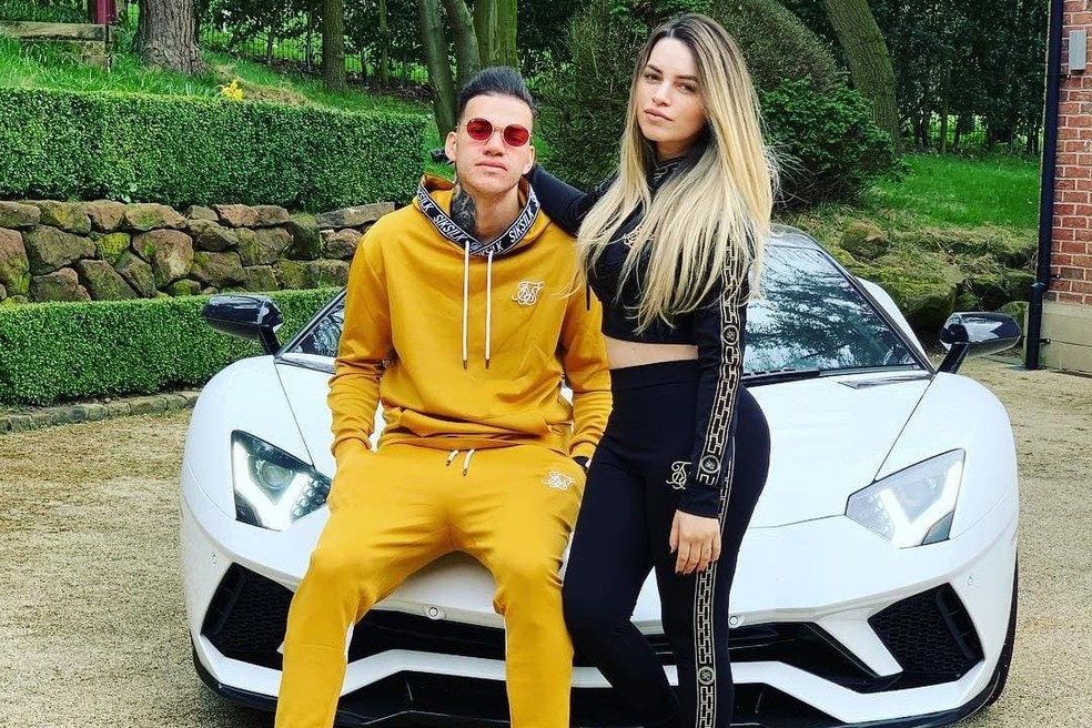 Ederson com sua esposa e seu Lamborghini Aventador S Roadster — Foto: Reprodução: Instagram