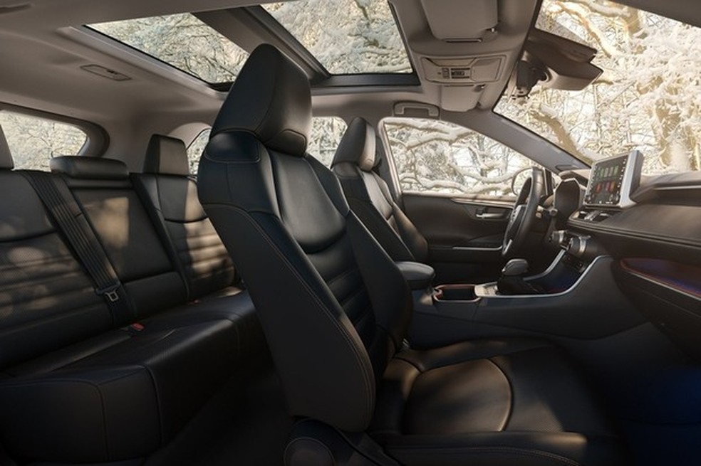 Entre os itens opcionais, RAV4 oferece teto solar duplo (Foto: Divulgação) — Foto: Auto Esporte