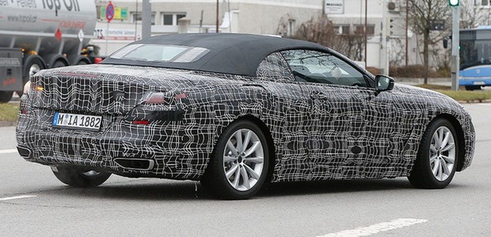 BMW Série 8 Cabrio flagrado em testes (Foto: Automedia) — Foto: Auto Esporte