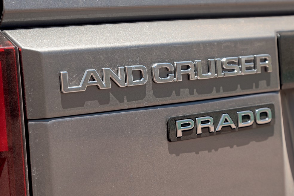 No Chile, Land Cruiser Prado tem sempre sete lugares e já traz itens voltados ao off-road, como pneus de uso misto e para-barro — Foto: Renato Durães/Auto News Brasil