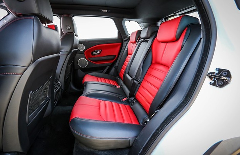 O espaço traseiro é suficiente para dois adultos de até 1,80 metro, um passageiro central sofre mais (Foto: Rafael Munhoz/Auto News Brasil) — Foto: Auto Esporte