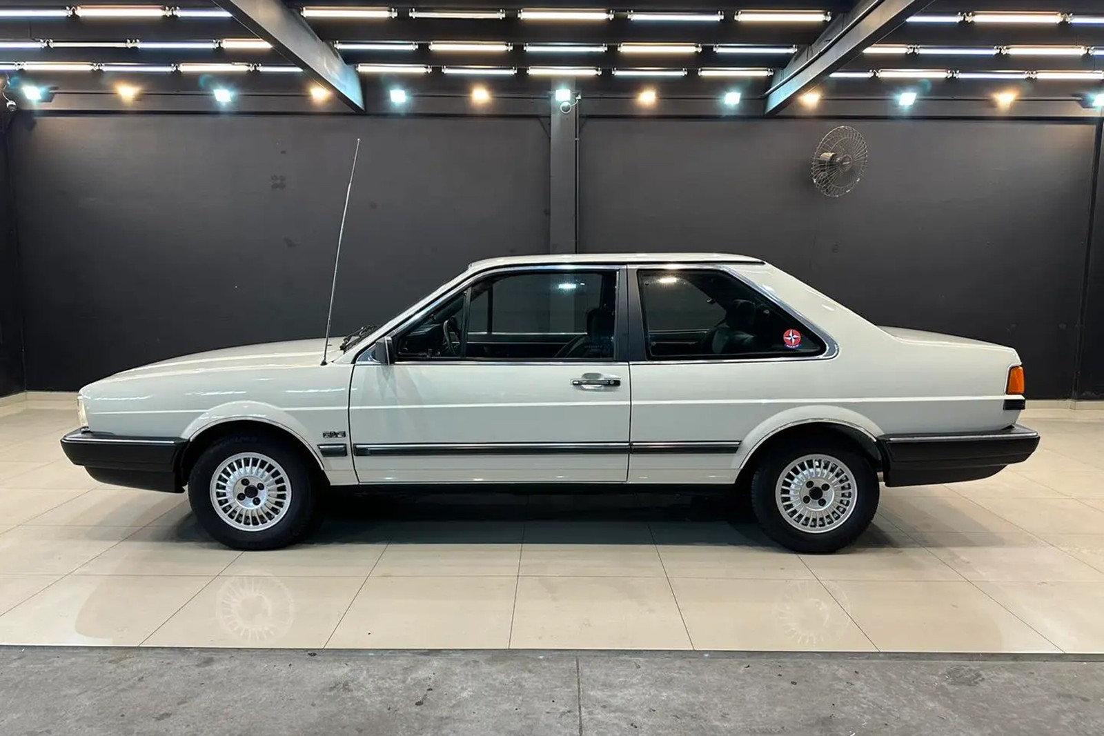 Volkswagen Santana GLS 1987 lateral — Foto: Divulgação/Padrão Misa
