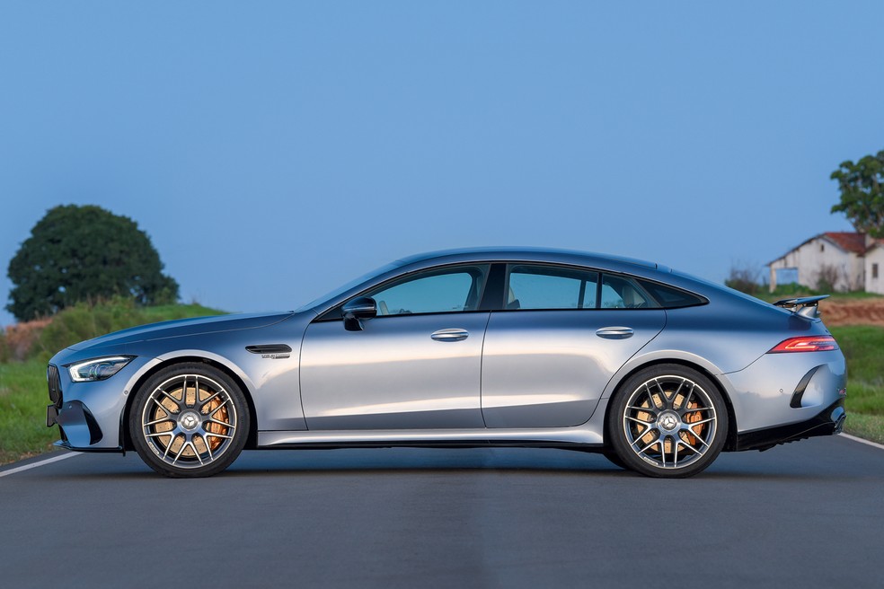 Mercedes-AMG GT 63 S E Performance tem mais de cinco metros de comprimento e custa mais de R$ 1,5 milhão no Brasil  — Foto: Murilo Góes/Auto News Brasil