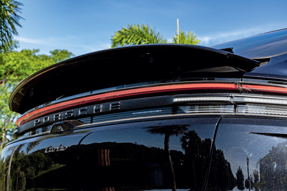 No Porsche Macan 4, lanternas são unidas por barra iluminada — Foto: Divulgação