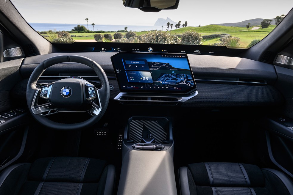 BMW iX3 possui display de 43" e central multimídia de 17,9" — Foto: Divulgação