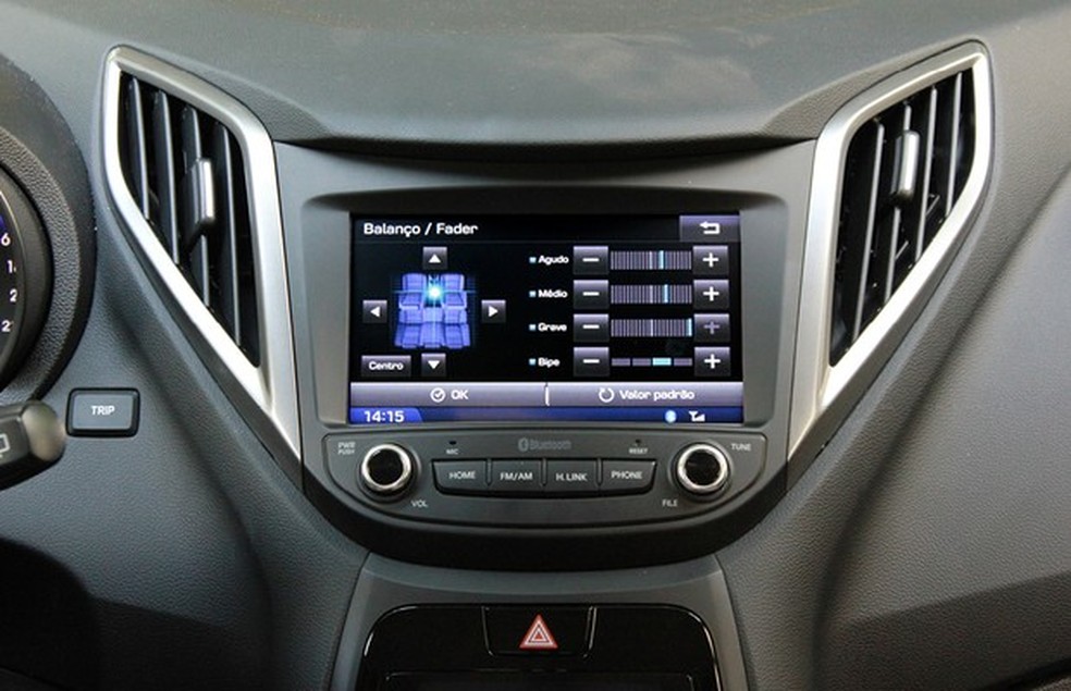 Teste de Central Multimídia Hyundai HB20: ajuste de balanço (Foto: Alexandre Zanardo/ Autoesporte) — Foto: Auto Esporte
