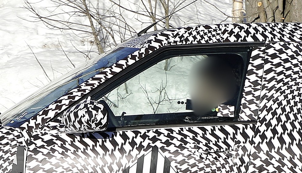 As portas dianteiras terão cortes retos e retrovisor fixado junto ao vidro — Foto: Automedia
