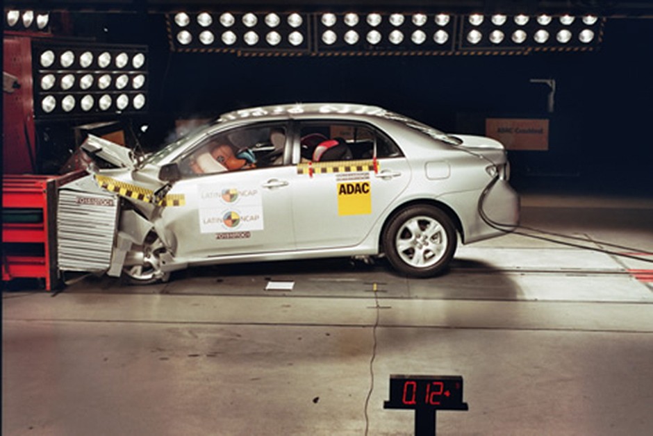 Toyota Corolla XEI com airbag: 4 estrelas para passageiro adulto (nota 13,60/16,00) e 1 estrela para passageiro infantil (nota 12,68/49,00)