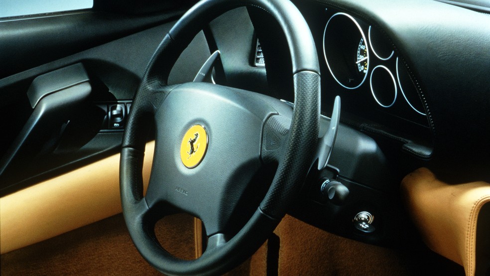Ferrari F355 foi o primeiro carro de produção a oferecer paddle shifters atrás do volante — Foto: Divulgação