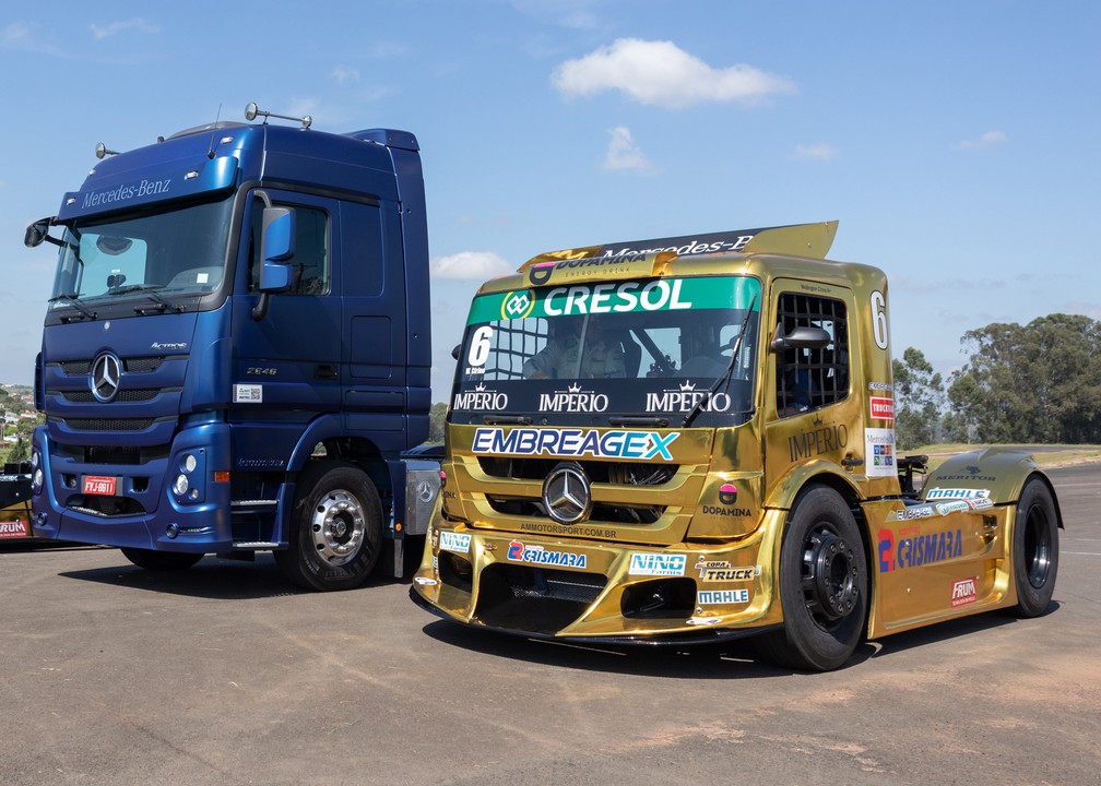 Mercedes-Benz Actros 2646 e caminhão da Copa Truck — Foto: Marcelo Brandt/G1