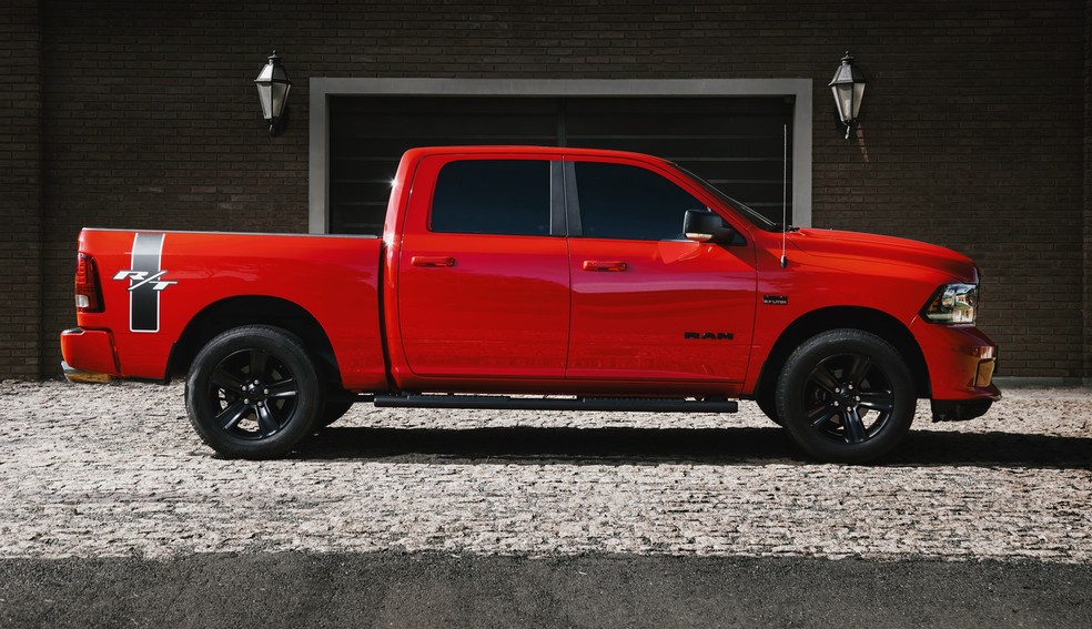 Ram Classic R/T só terá 100 unidades: 50 virão na cor vermelha Flame e as outras 50 no tom preto Diamond — Foto: Divulgação