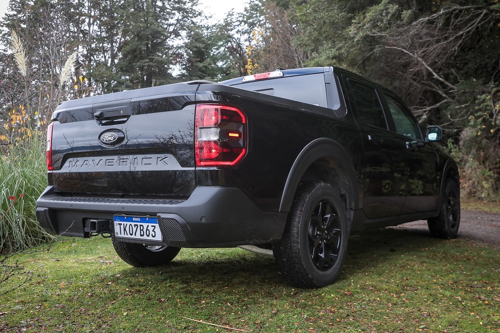 Ford Maverick Lariat Black traz detalhes escurecidos, mas troca a tração 4x4 pela AWD — Foto: Divulgação/Ford