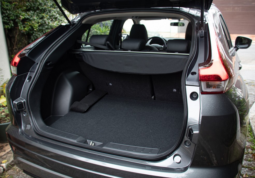 Porta-malas do Eclipse Cross Rush acomoda bons 473 litros — Foto: André Paixão/Auto News Brasil