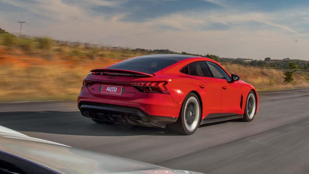 Exibido: O aerofólio do Audi levanta conforme a velocidade aumenta (ou sempre que o motorista quiser,  por um comando no multimídia) — Foto: Renato Durães