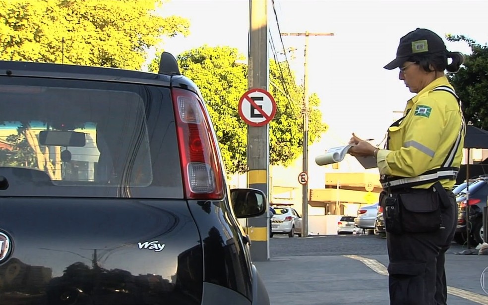 Denatran suspende portaria que regulamentava o pagamento de multas de trânsito com cartões de débito e crédito.  — Foto: TV Anhanguera/Reprodução