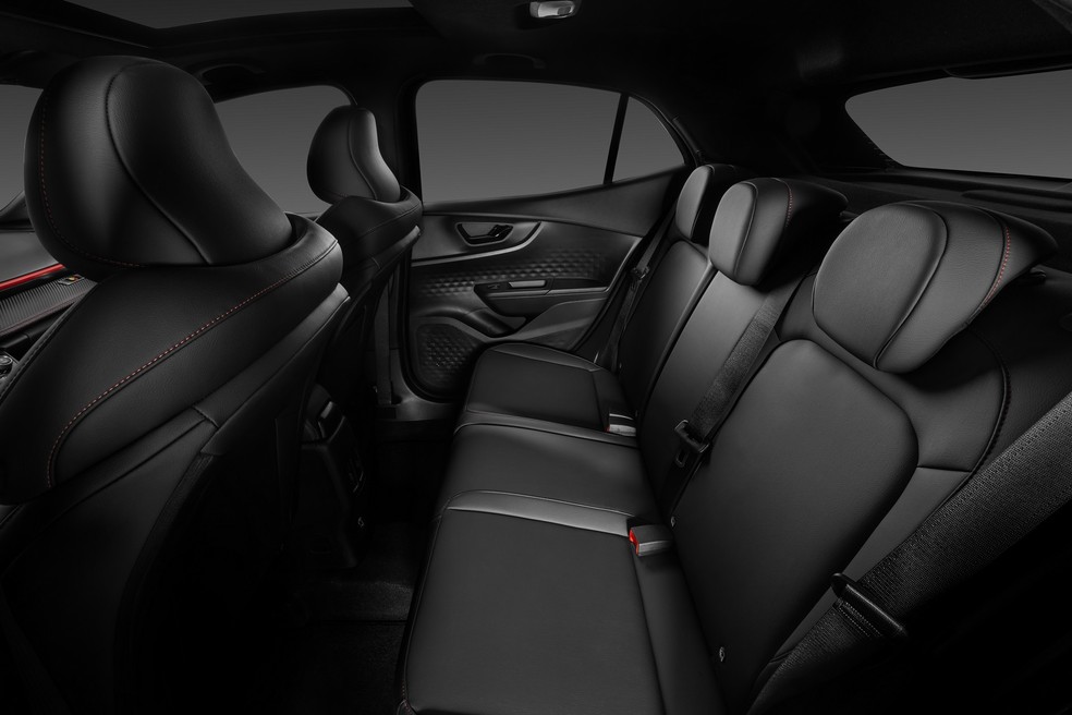 Fiat Pulse Abarth possui detalhes em vermelho no acabamento dos bancos — Foto: Divulgação