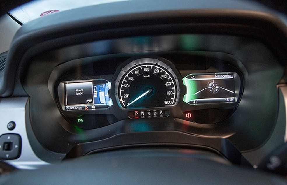 Quadro tem instrumentos LCD ladeando o velocímetro analógico central (Foto: Fabio Aro/Autoesporte) — Foto: Auto Esporte