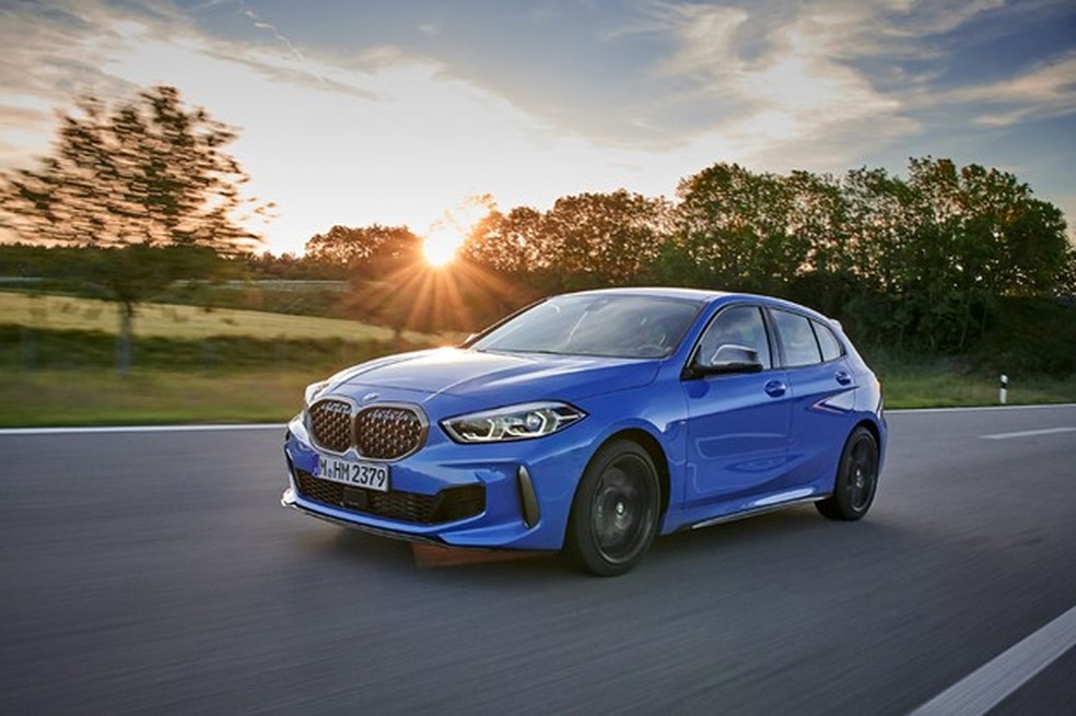 BMW M135i tem motor 2.0 turbo de 306 cv (Foto: Divulgação) — Foto: Auto Esporte