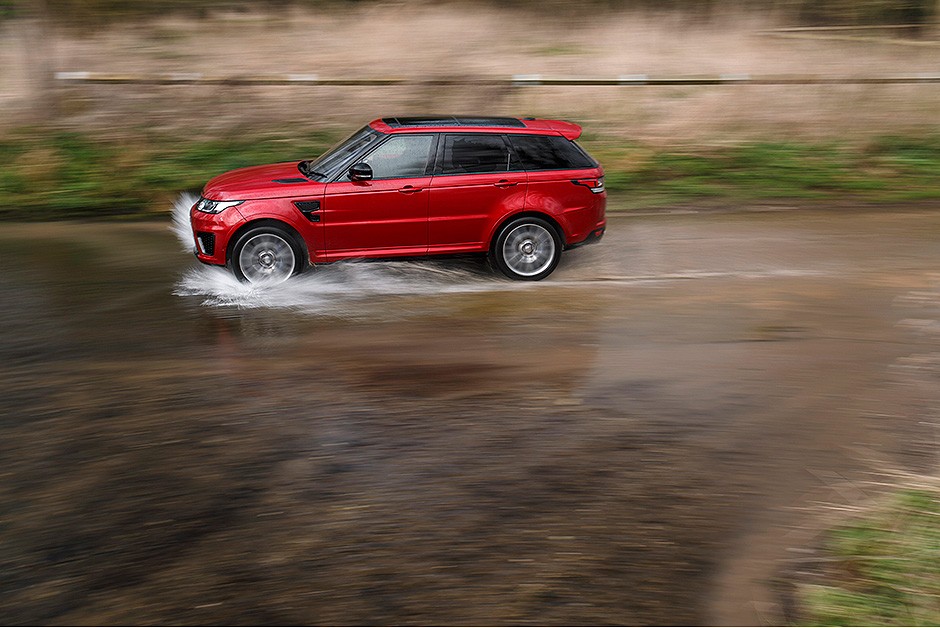 Na pista com o Land Rover Range Rover Sport SVR