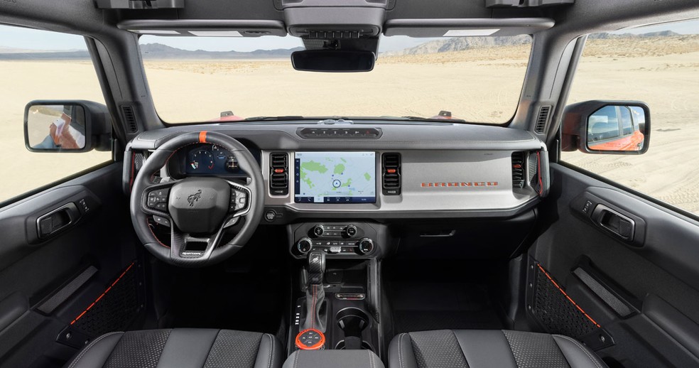 Cabine do Bronco Raptor tem bancos de vinil e piso emborrachado para facilitar a lavagem — Foto: Divulgação