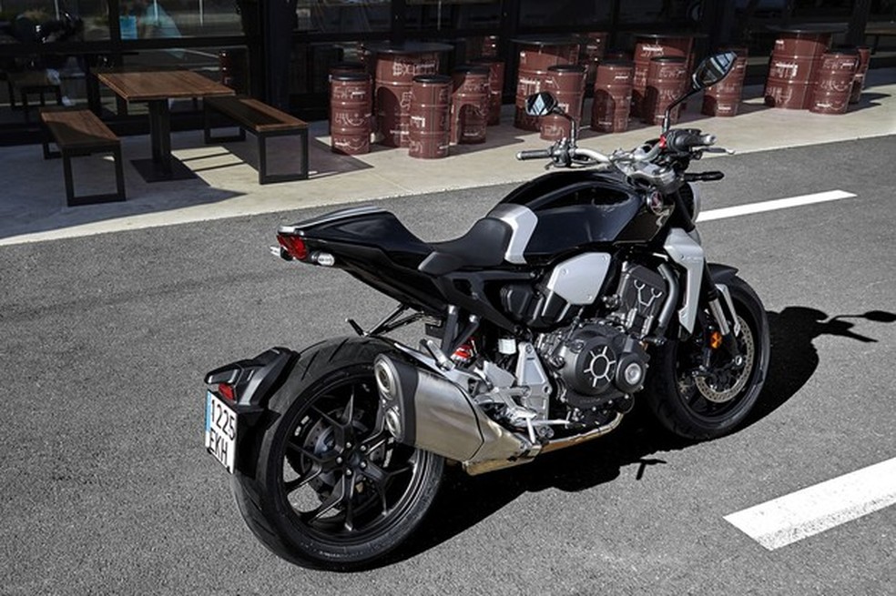 Suspensão com apenas um braço deixa clara a modernidade da CB1000R (Foto: Divulgação) — Foto: Auto Esporte