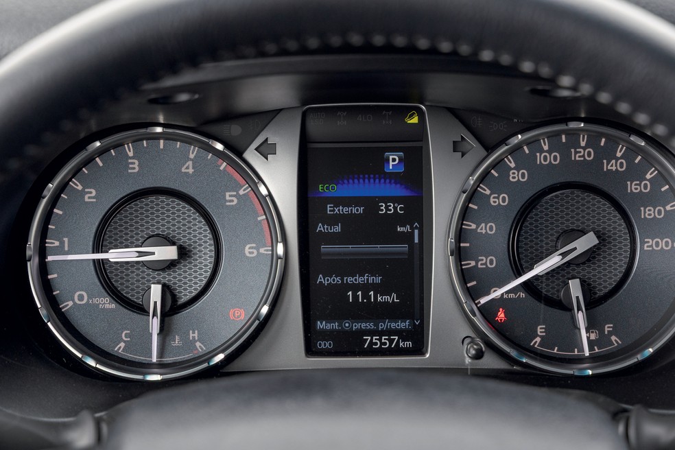 Toyota Hilux SRX tem mostradores analógicos — Foto: Renato Durães/Auto News Brasil
